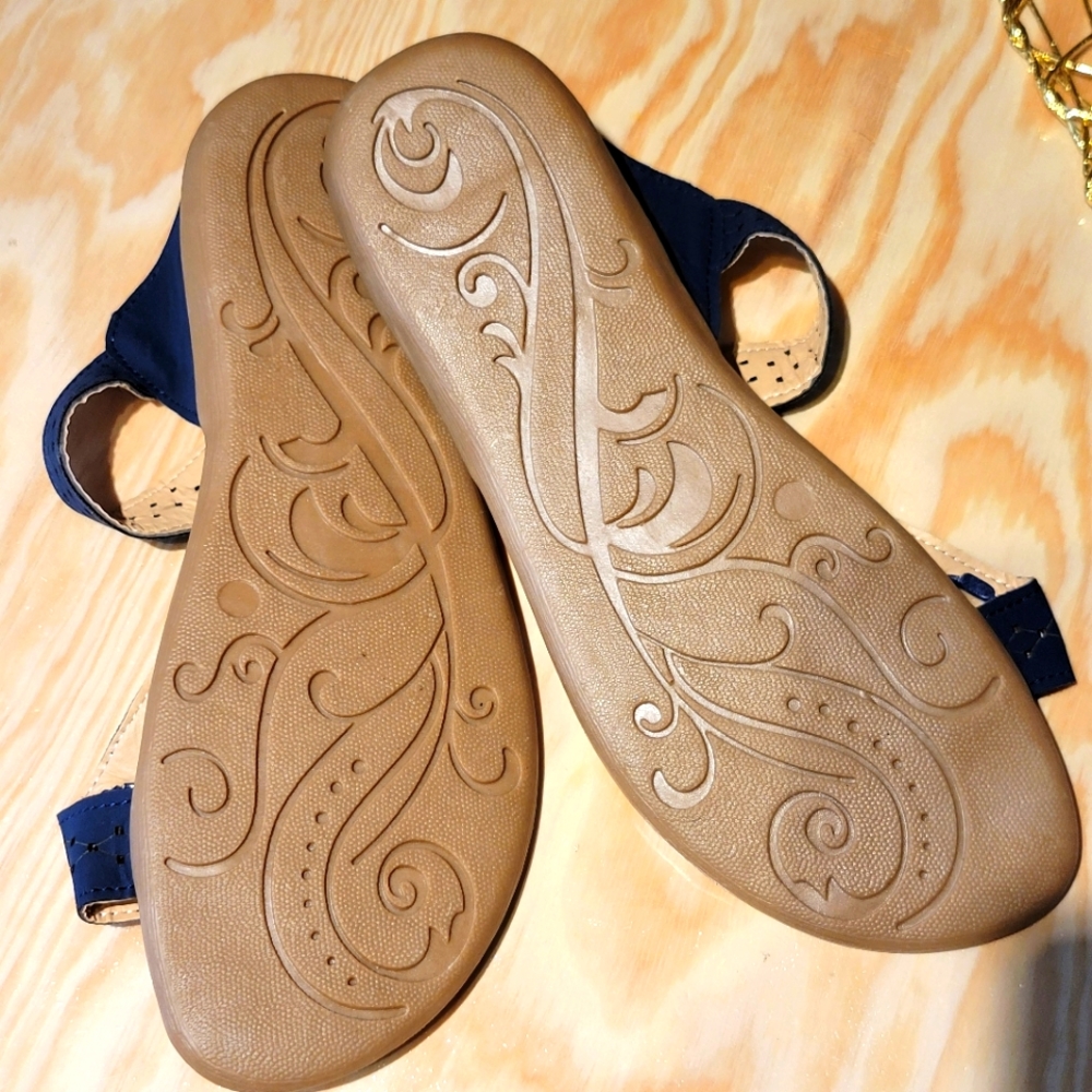 Asymmetrical sandals - Picture 2 of 3
